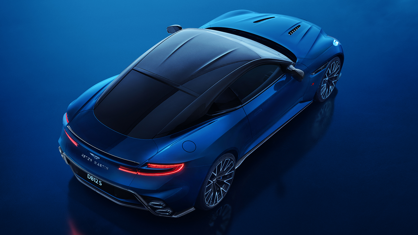Η νέα Aston Martin DB12 S έφτασε με 700 άλογα!